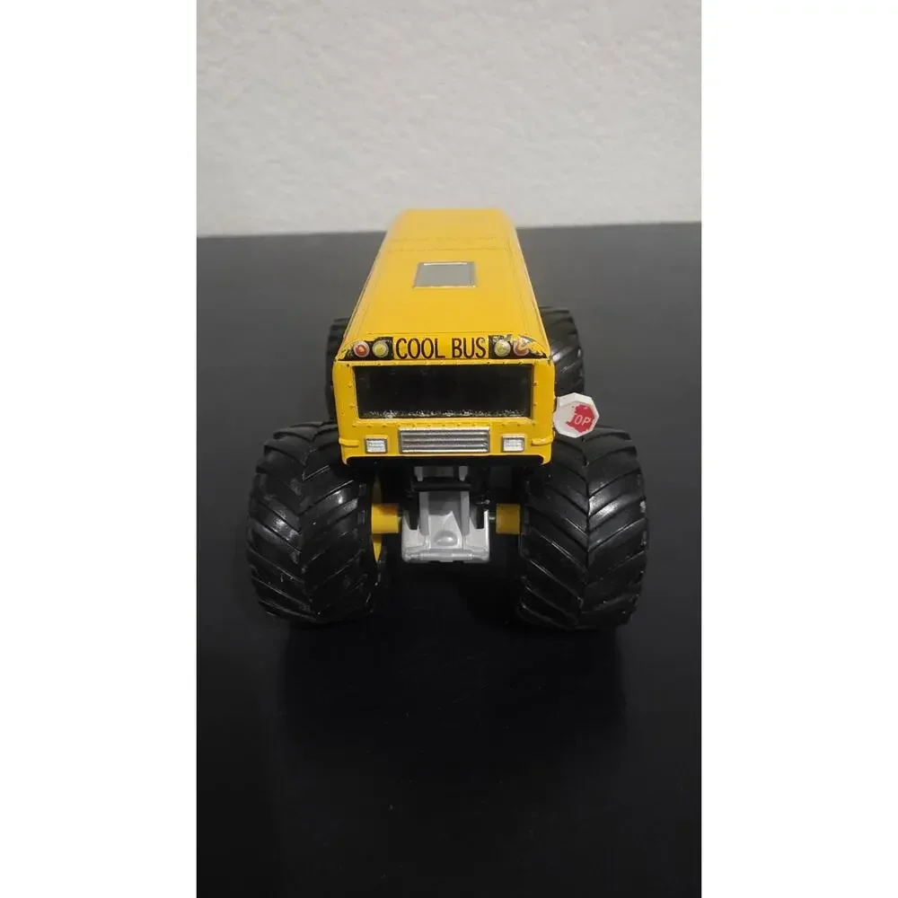 Hot Wheels Monster Jam Higher Education School Bus 1:24 Scale Monster Truck